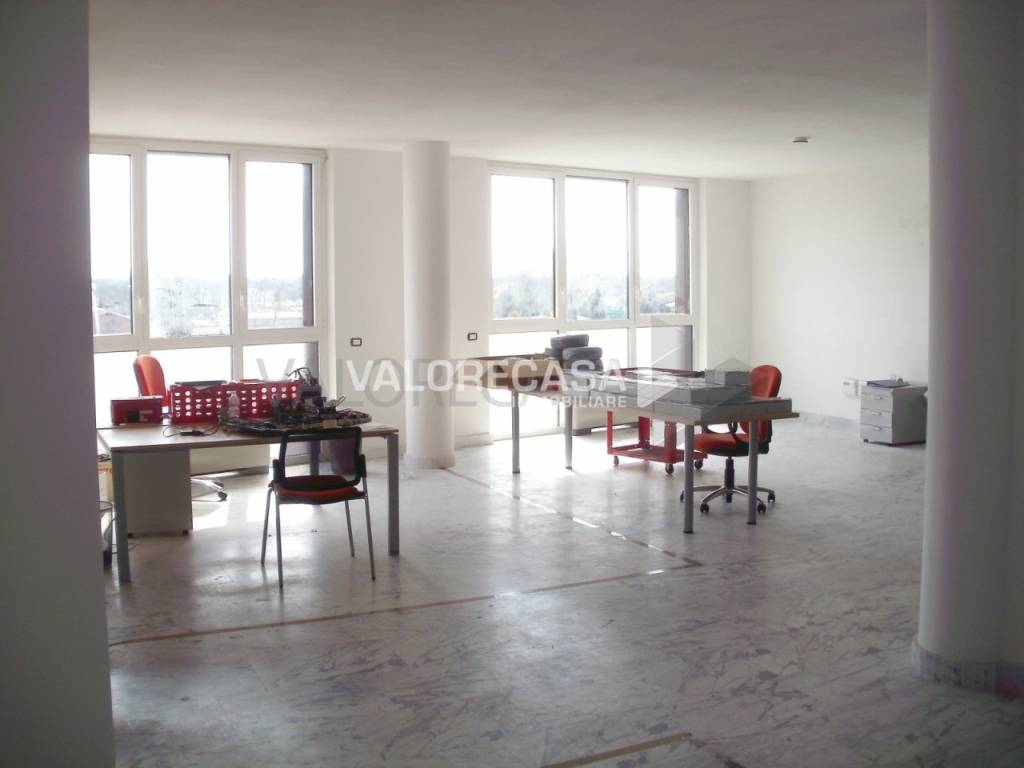 ufficio in affitto a Massa in zona Castagnola