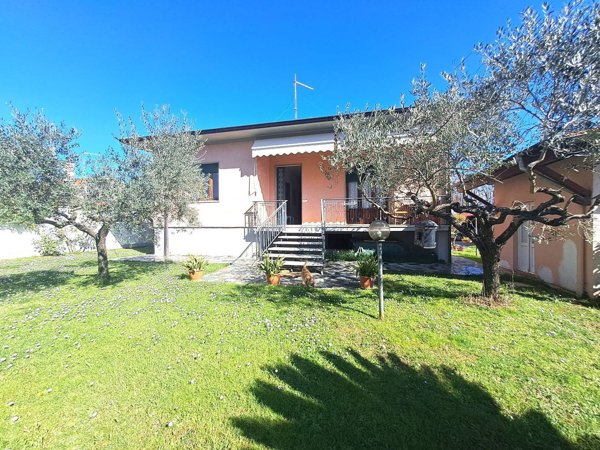 casa indipendente in affitto a Massa in zona Marina di Massa