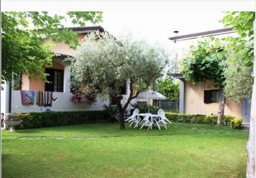 casa indipendente in affitto a Massa in zona Marina dei Ronchi