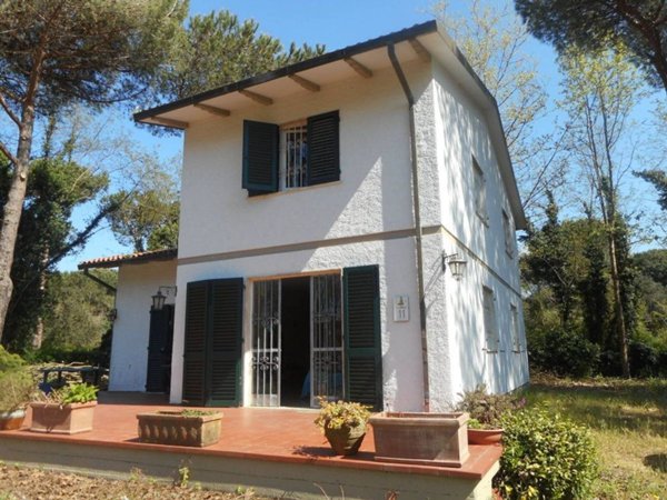 casa indipendente in affitto a Massa in zona Marina dei Ronchi