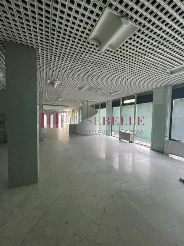 locale commerciale in affitto a Massa
