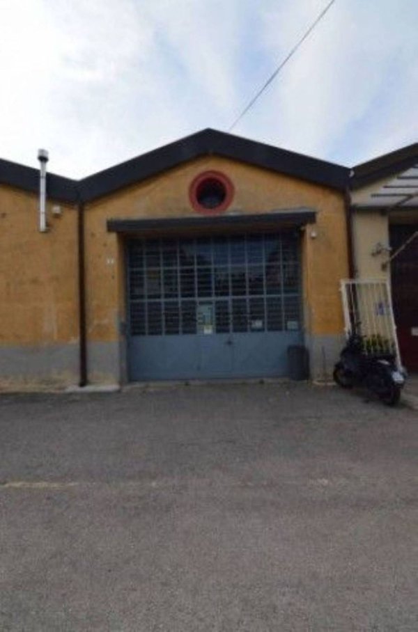 capannone in affitto a Massa