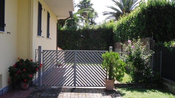 casa indipendente in affitto a Massa in zona Marina di Massa