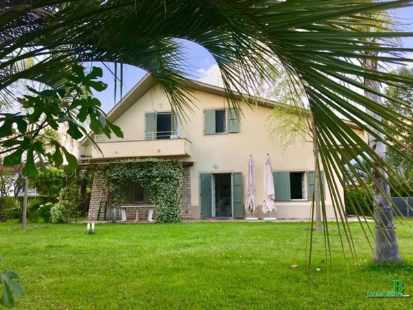 casa indipendente in affitto a Massa in zona Poveromo