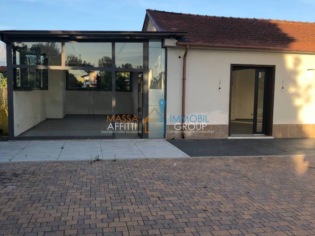 negozio in affitto a Massa in zona Marina di Massa