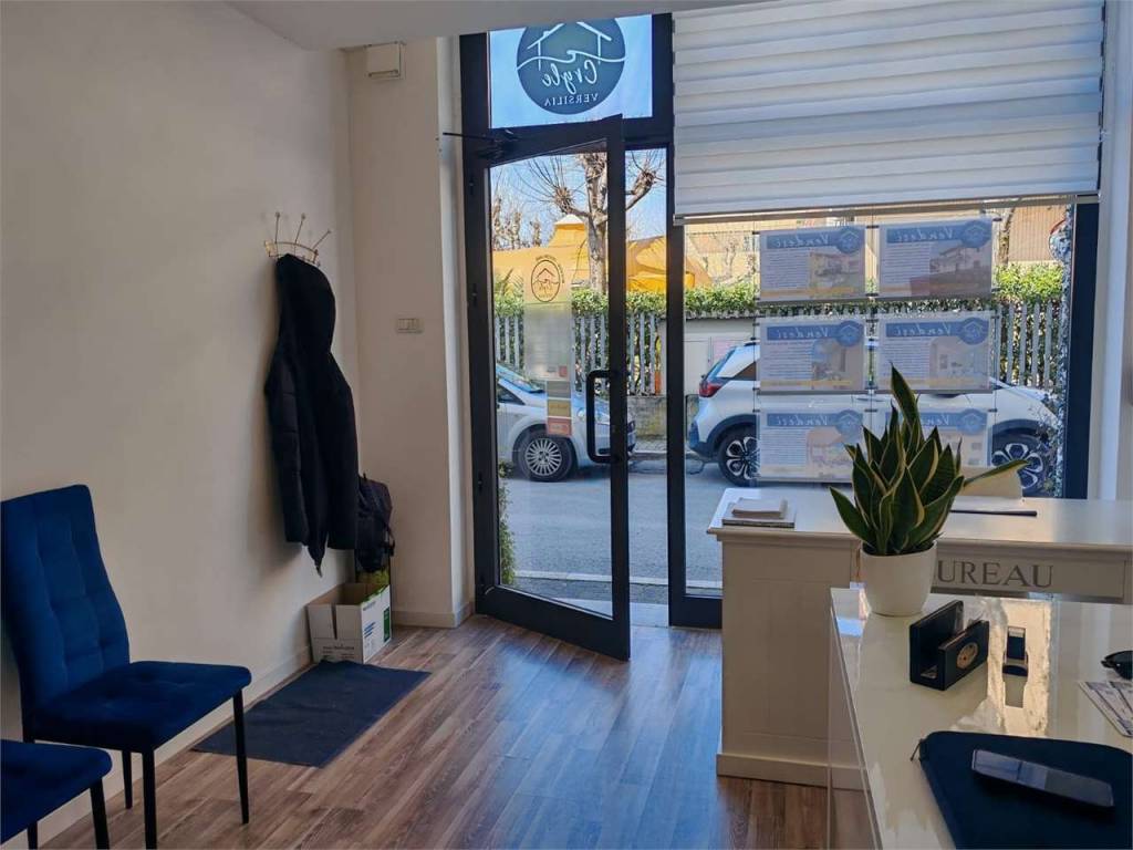 negozio in affitto a Massa in zona Marina di Massa