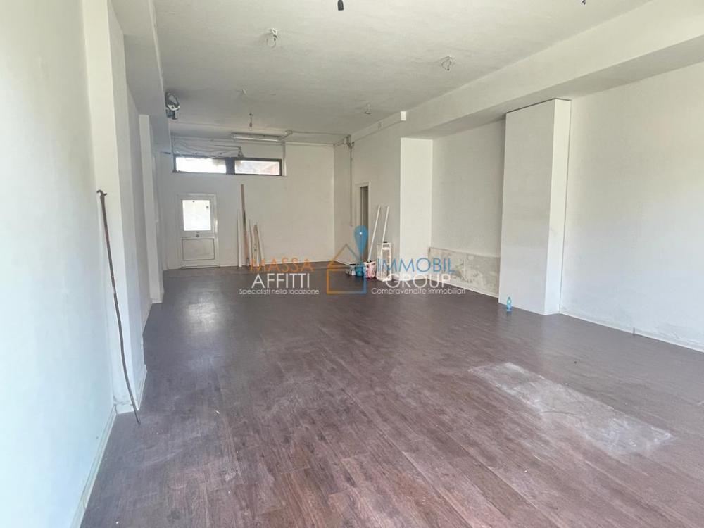 negozio in affitto a Massa