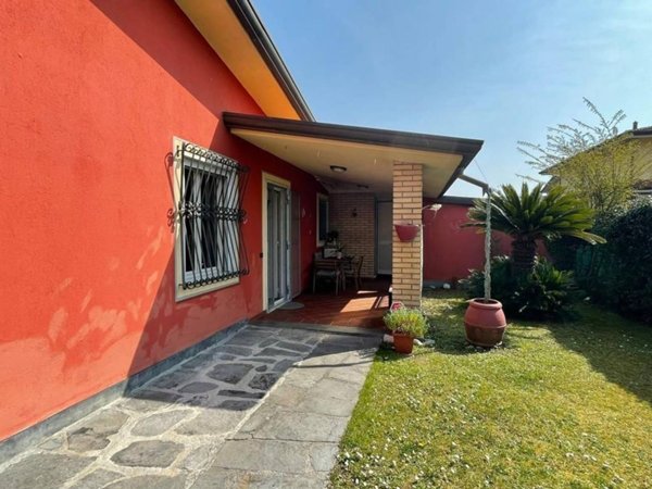 casa indipendente in affitto a Massa in zona Marina dei Ronchi