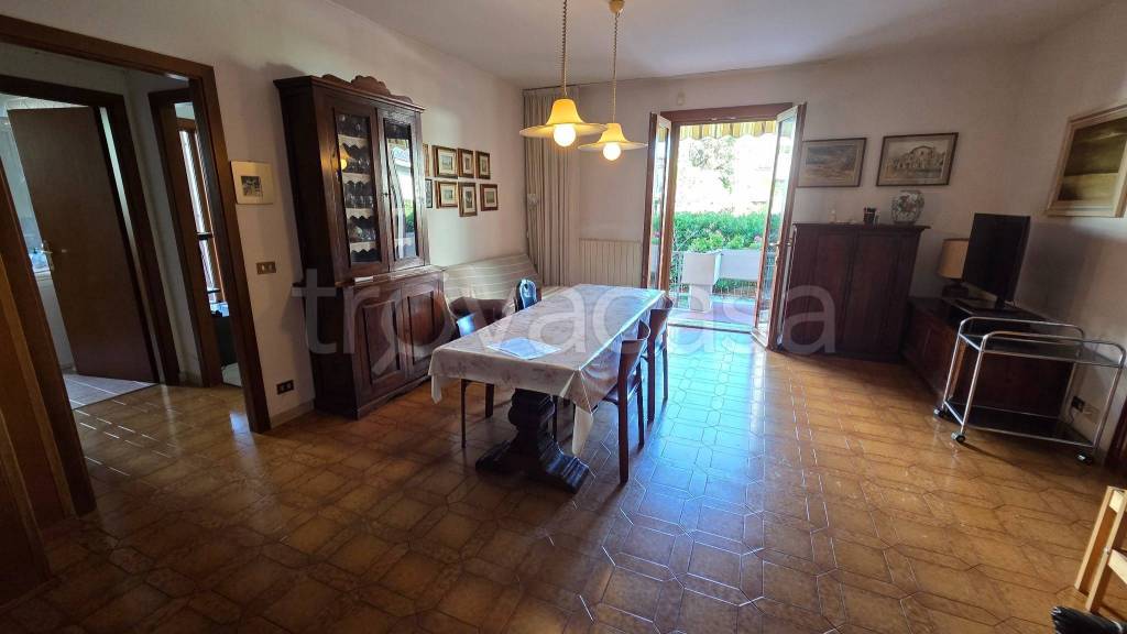 appartamento in affitto a Massa in zona Marina di Massa