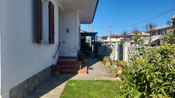 appartamento in affitto a Massa in zona Marina di Massa