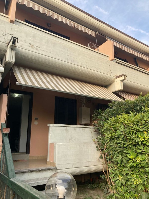 casa indipendente in affitto a Massa in zona Marina dei Ronchi
