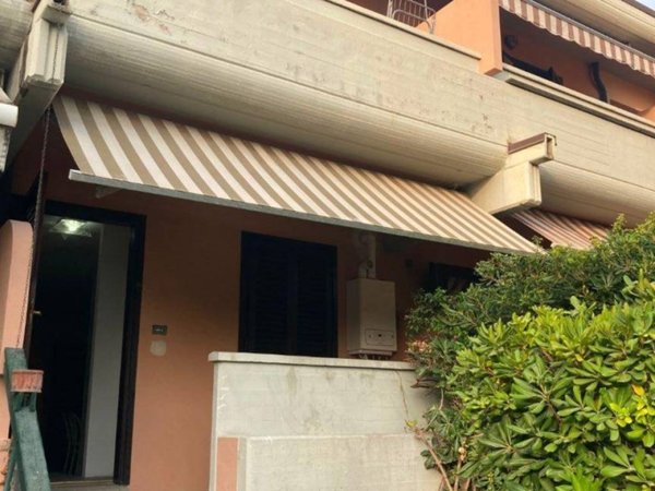 casa indipendente in affitto a Massa in zona Marina dei Ronchi