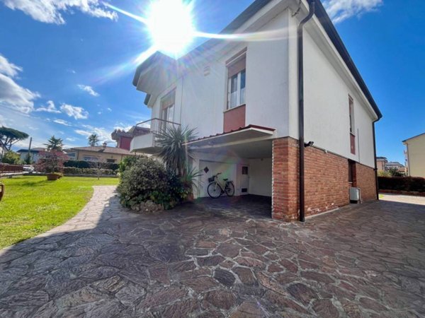 appartamento in affitto a Massa in zona Marina di Massa