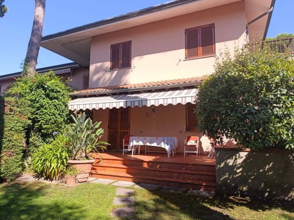 casa indipendente in affitto a Massa in zona Marina di Massa