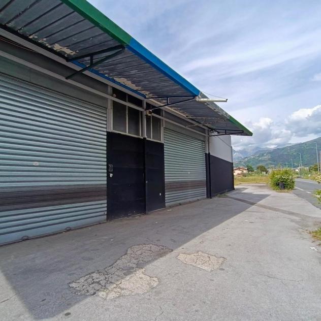 negozio in affitto a Massa in zona Marina dei Ronchi