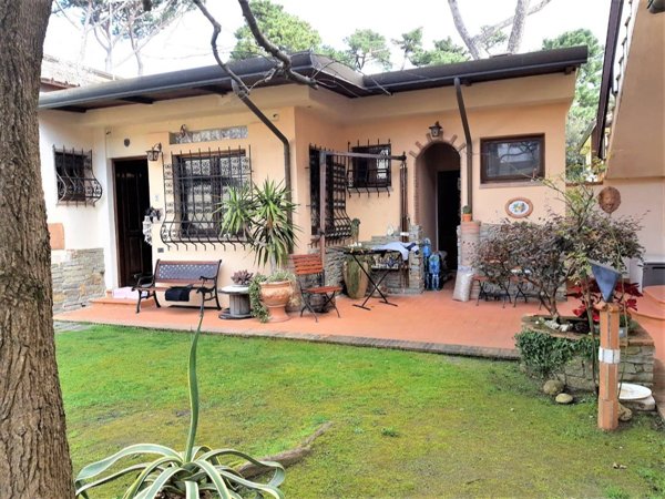 casa indipendente in affitto a Massa in zona Marina di Massa