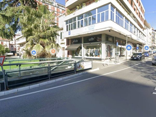 negozio in affitto a Massa