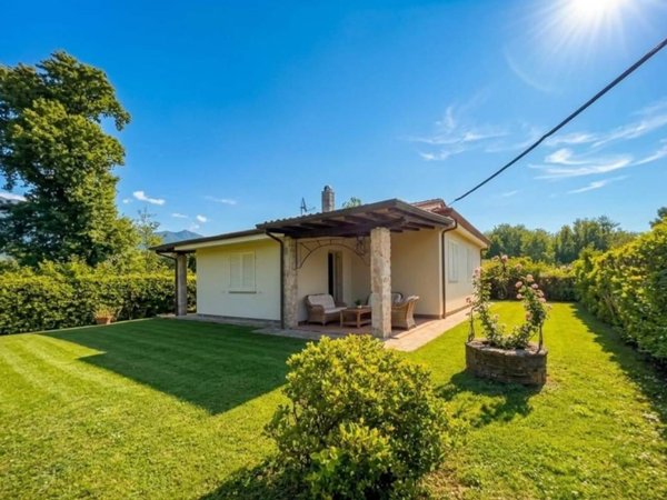 casa indipendente in affitto a Massa in zona Marina dei Ronchi