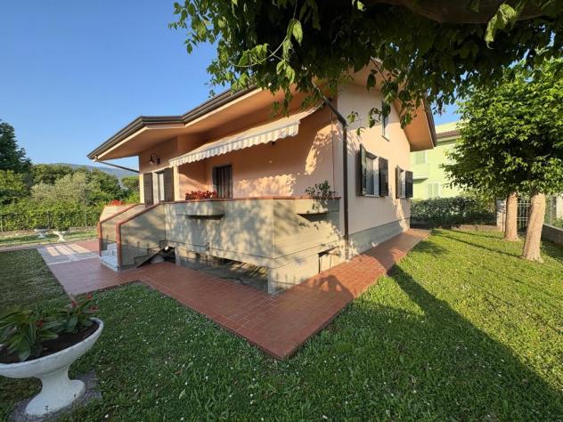 casa indipendente in affitto a Massa in zona Poveromo