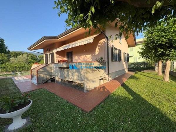 casa indipendente in affitto a Massa in zona Poveromo
