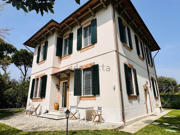 casa indipendente in affitto a Massa in zona Poveromo