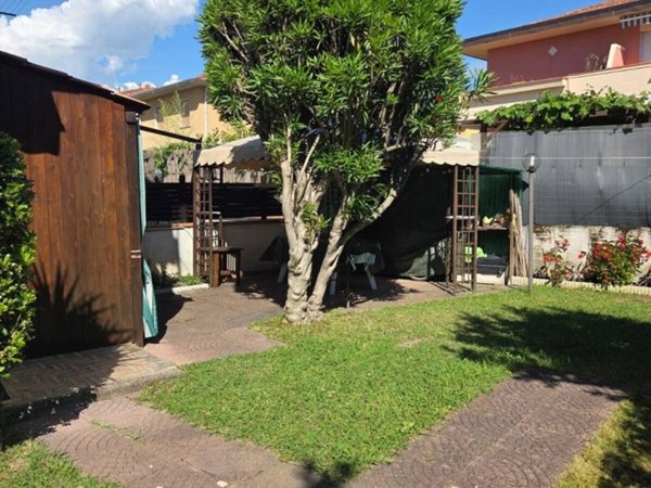 appartamento in affitto a Massa in zona Marina dei Ronchi