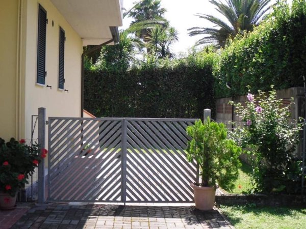 casa indipendente in affitto a Massa in zona Marina di Massa