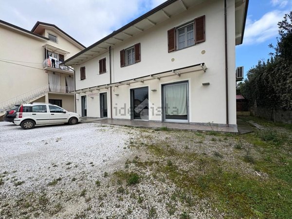 locale di sgombero in affitto a Massa in zona Quercioli