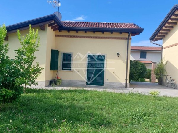 casa indipendente in affitto a Massa in zona Marina di Massa