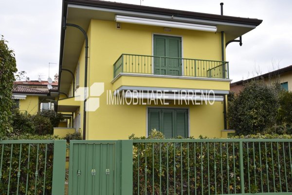 appartamento in affitto a Massa in zona Marina di Massa