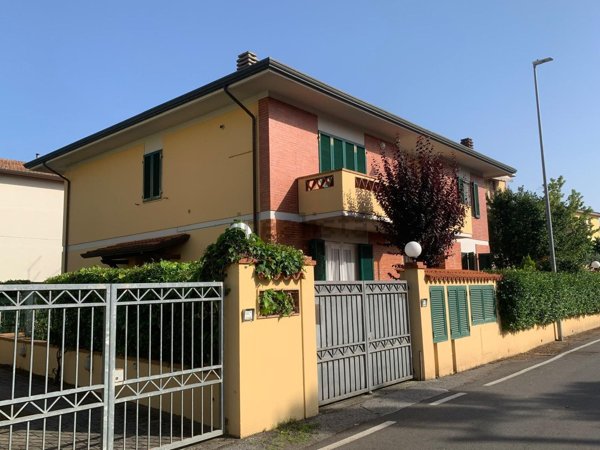appartamento in affitto a Massa in zona Marina di Massa