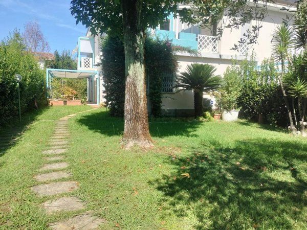 appartamento in affitto a Massa in zona Marina dei Ronchi