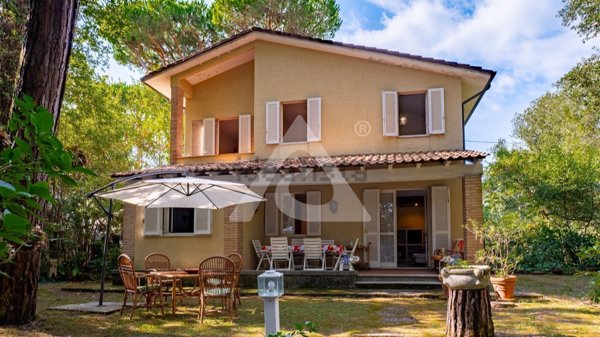 casa indipendente in affitto a Massa in zona Poveromo