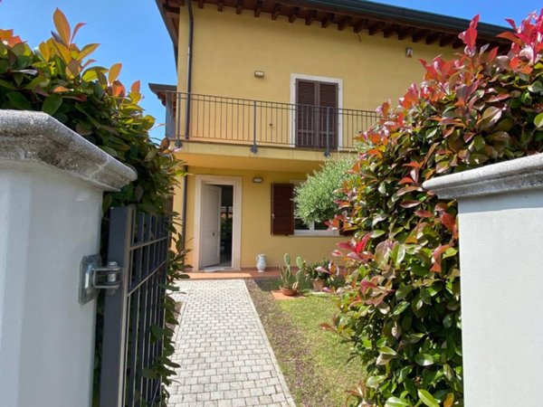 casa indipendente in affitto a Montignoso