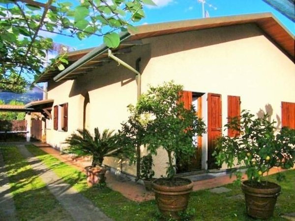 casa indipendente in affitto a Montignoso in zona Cinquale