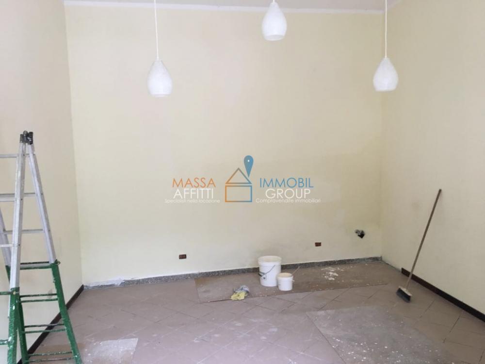 negozio in affitto a Montignoso