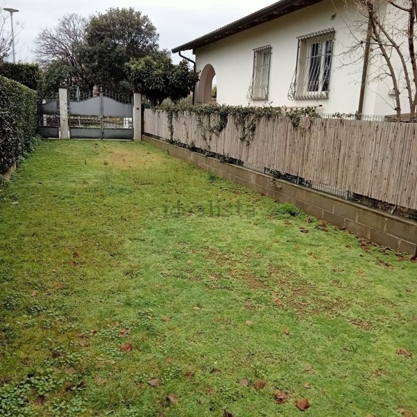 pentavano in affitto a Montignoso in zona Cinquale