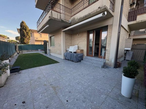 appartamento in affitto a Montignoso