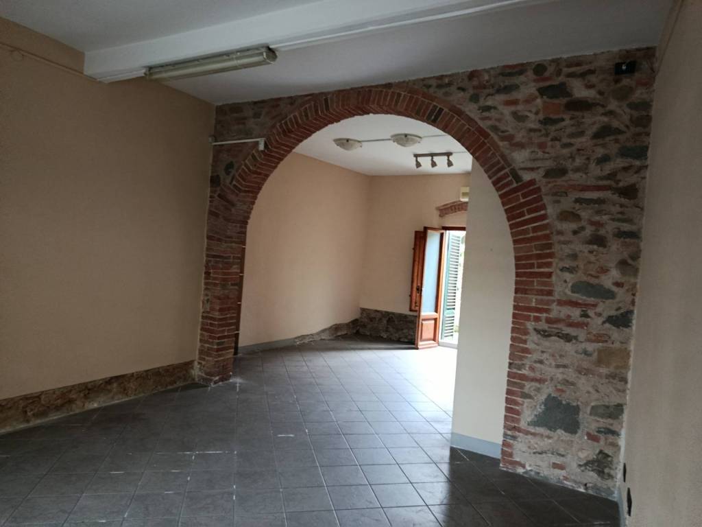 negozio in affitto ad Altopascio in zona Spianate