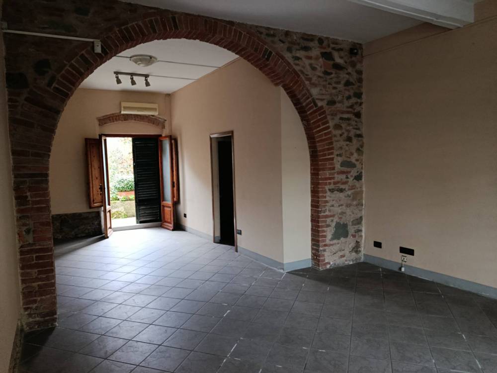 negozio in affitto ad Altopascio in zona Spianate
