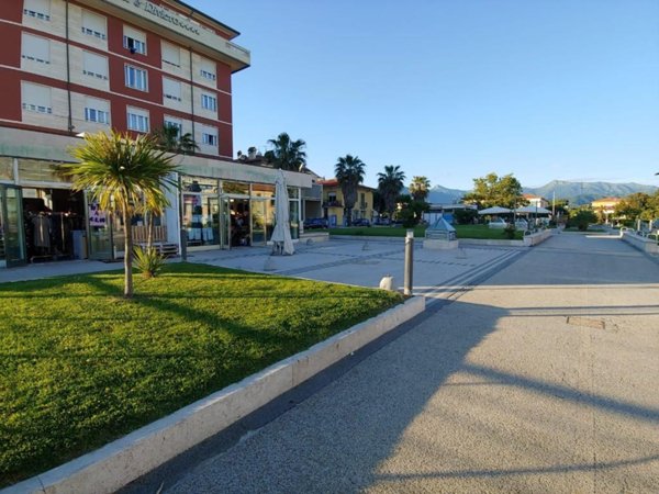 negozio in affitto a Camaiore in zona Lido di Camaiore