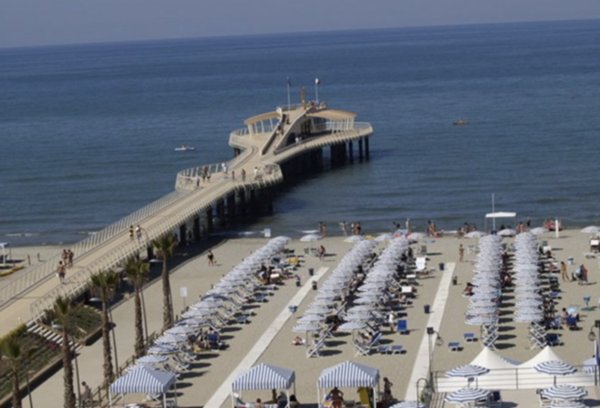negozio in affitto a Camaiore in zona Lido di Camaiore