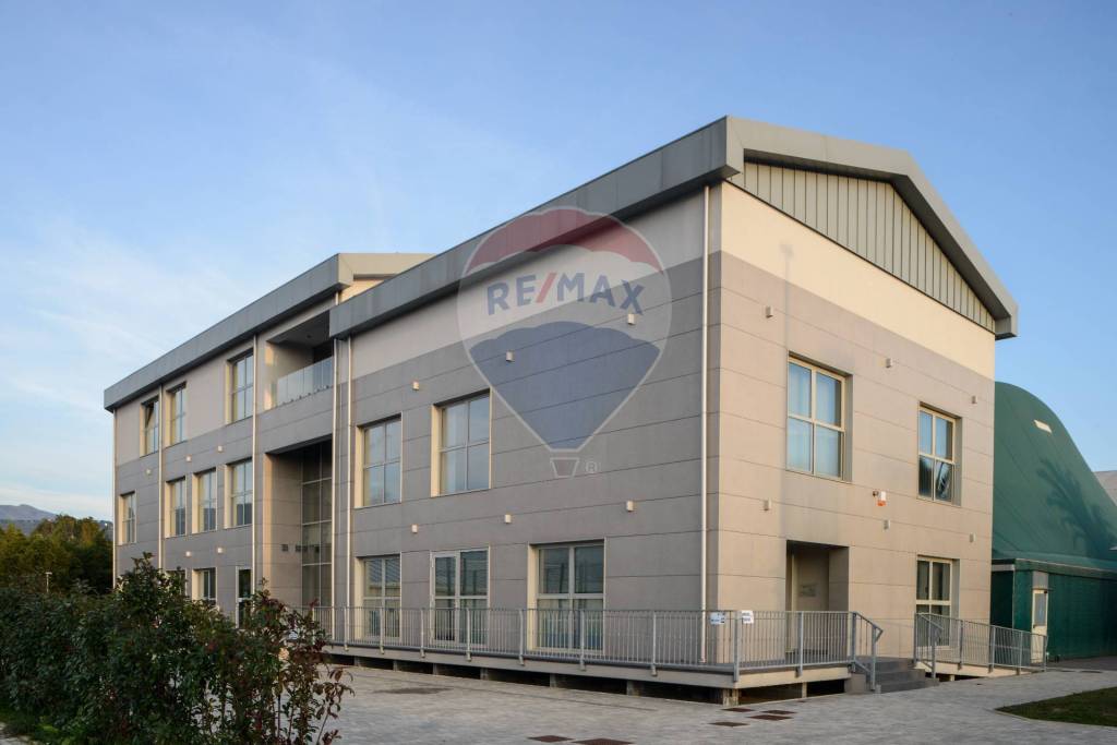 negozio in affitto a Camaiore in zona Lido di Camaiore