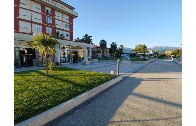 negozio in affitto a Camaiore in zona Lido di Camaiore
