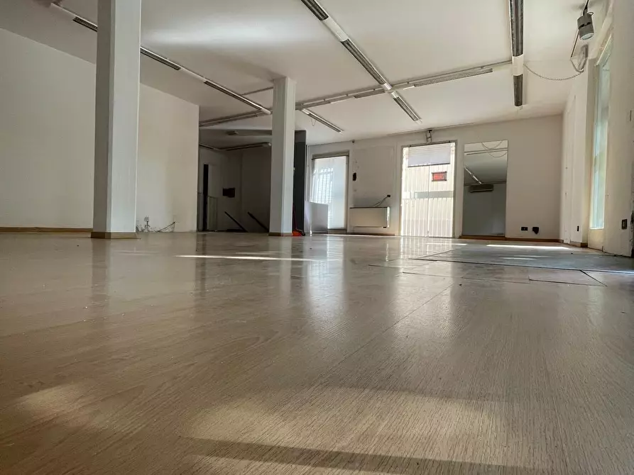 capannone in affitto a Camaiore