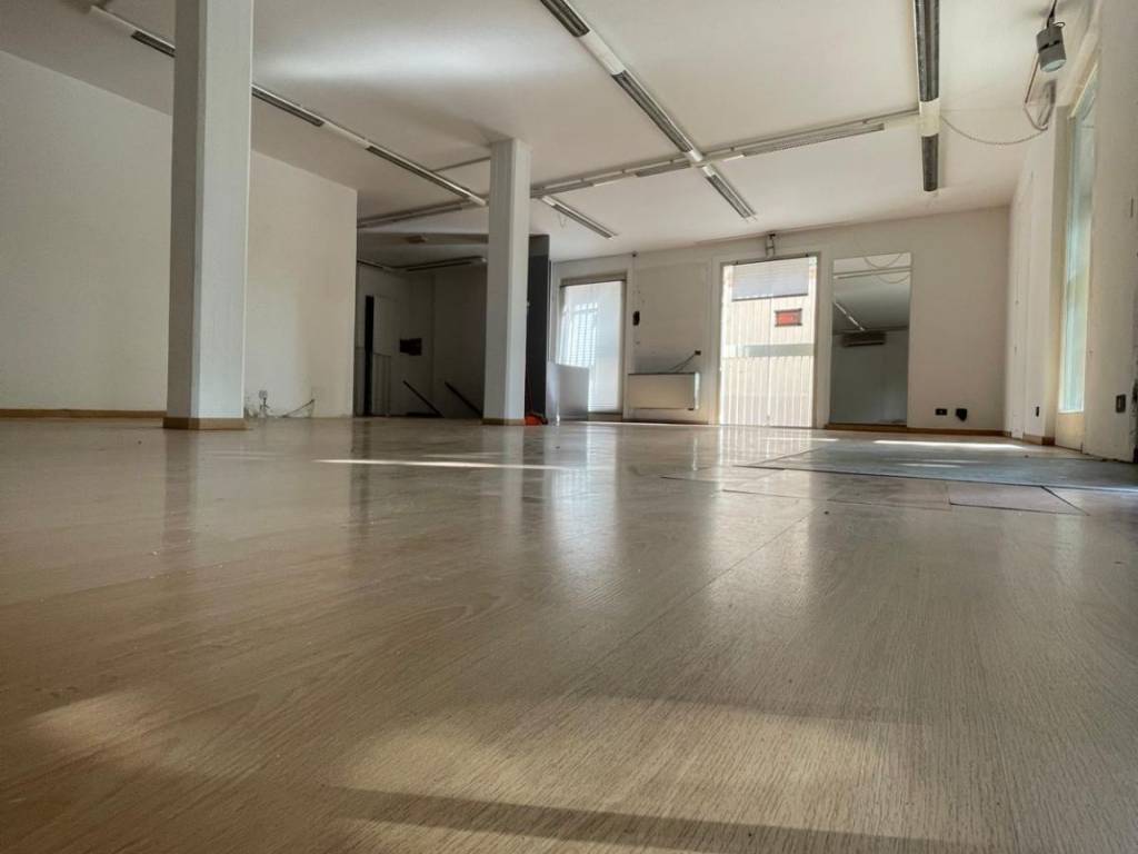 locale commerciale in affitto a Camaiore