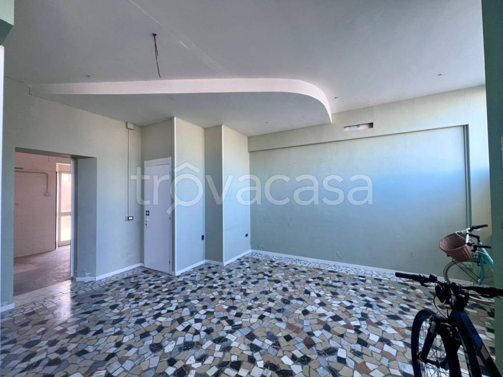 negozio in affitto a Camaiore in zona Lido di Camaiore