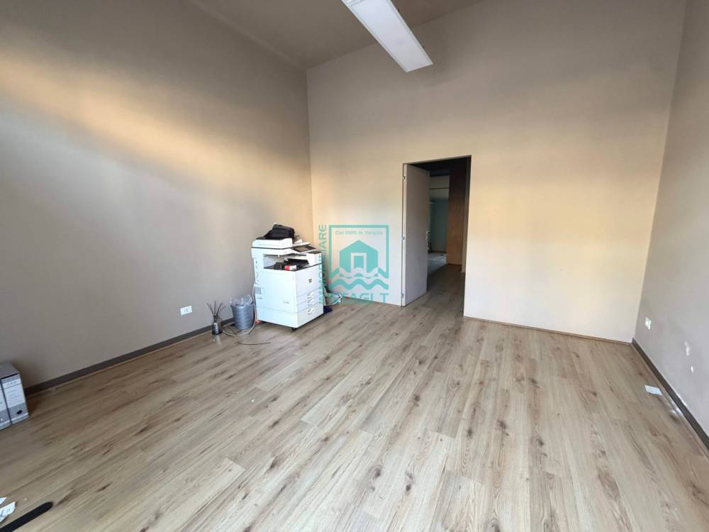 negozio in affitto a Camaiore in zona Lido di Camaiore