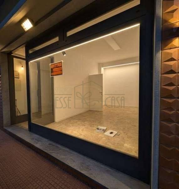 negozio in affitto a Camaiore in zona Lido di Camaiore