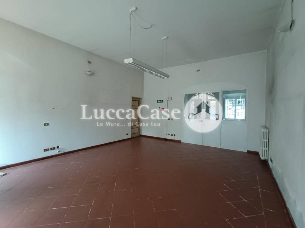 negozio in affitto a Capannori in zona Lammari